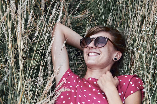 Щаслива Усміхнена Жінка Лежить Насолоджується Пшеничним Полем — стокове фото