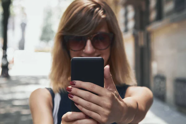 Mujer Usando Teléfono Inteligente Moderno Calle — Foto de Stock