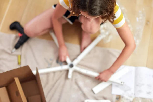 Niña Montando Muebles Nuevo Hogar Mudándose Nuevo Concepto Hogar — Foto de Stock