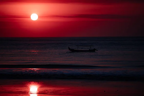Barcos Pesca Asiáticos Las Olas Del Océano Crepúsculo — Foto de Stock