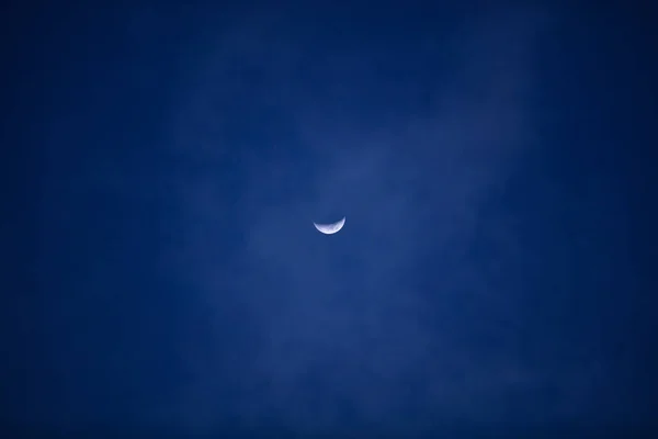 Half Moon Fotografado Através Uma Lente Focal Longa — Fotografia de Stock