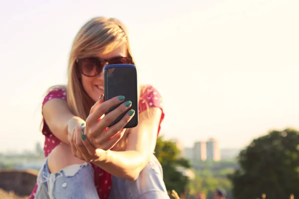 Молодая Женщина Использует Современные Смартфоны Открытом Воздухе — стоковое фото