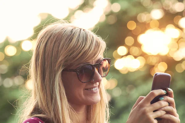 Mujer Joven Usando Teléfono Inteligente Moderno Aire Libre — Foto de Stock