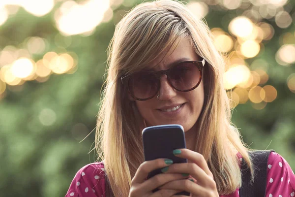 Mujer Joven Usando Teléfono Inteligente Moderno Aire Libre — Foto de Stock