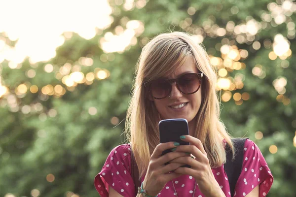 Молода Жінка Використовує Сучасний Смартфон Відкритому Повітрі — стокове фото