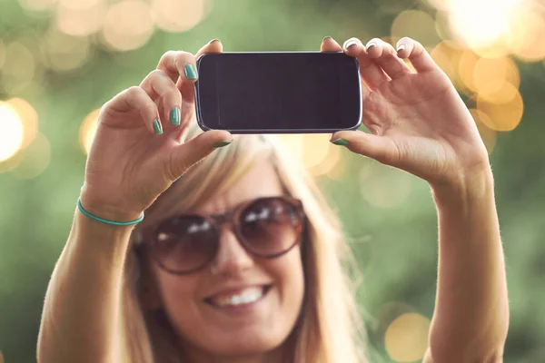 Молодая Женщина Использует Современные Смартфоны Открытом Воздухе — стоковое фото