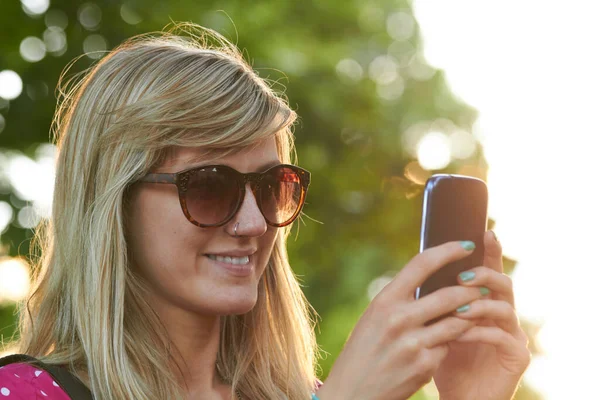 Mujer Joven Usando Teléfono Inteligente Moderno Aire Libre — Foto de Stock