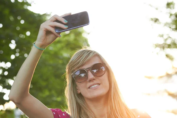 Giovane Donna Utilizzando Smartphone Moderno All Aperto — Foto Stock