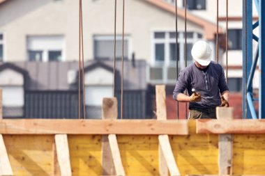 Yüksek bir binada çalışan gerçek bir inşaat işçisi..