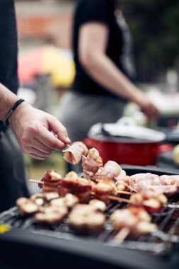 Dışarıdaki modern elektrikli ızgarada barbekü hazırlıyorum..