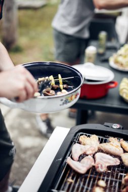 Dışarıdaki modern elektrikli ızgarada barbekü hazırlıyorum..