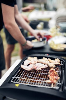 Dışarıdaki modern elektrikli ızgarada barbekü hazırlıyorum..