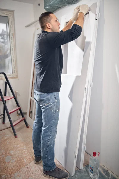 Joven Hombre Adulto Pintura Diy Presupuesto Renovación Nuevo Apartamento Casa — Foto de Stock
