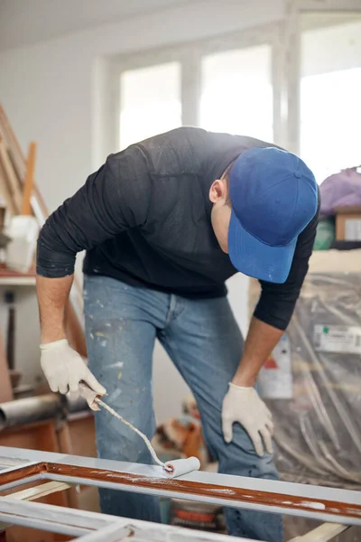 Jovem Adulto Homem Pintura Orçamento Diy Renovação Seu Novo Apartamento — Fotografia de Stock