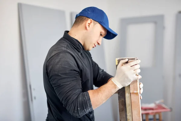 Jeune Homme Adulte Travaillant Sur Une Rénovation Budget Bricolage Son — Photo