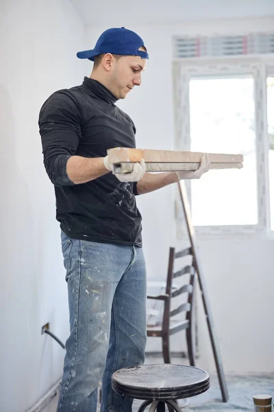 Hombre Joven Adulto Trabajando Una Renovación Del Presupuesto Bricolaje Nuevo —  Fotos de Stock