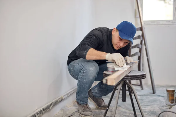 Young Adult Man Working Diy Budget Renovation His New Home — Stock Photo, Image