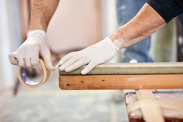 Jonge Volwassen Man Werkt Aan Een Diy Budget Renovatie Van — Stockfoto