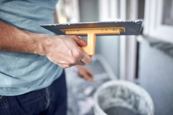 Hombre Trabajando Una Fachada Casa — Foto de Stock