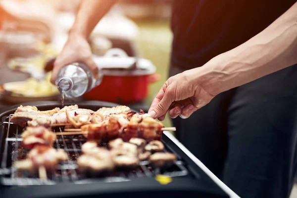 在室外的现代电烤炉上准备烤肉 — 图库照片