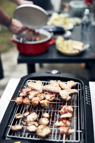 Dışarıdaki Modern Elektrikli Izgarada Barbekü Hazırlıyorum — Stok fotoğraf