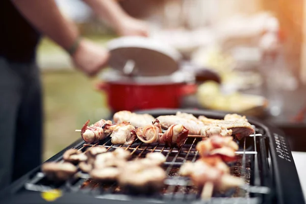 Dışarıdaki Modern Elektrikli Izgarada Barbekü Hazırlıyorum — Stok fotoğraf