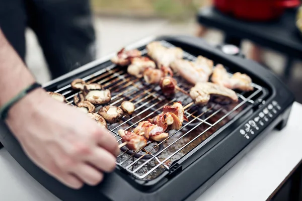 Dışarıdaki Modern Elektrikli Izgarada Barbekü Hazırlıyorum — Stok fotoğraf