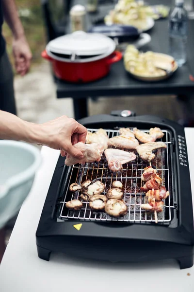 Barbecue Bereiden Een Moderne Elektrische Grill Buiten — Stockfoto