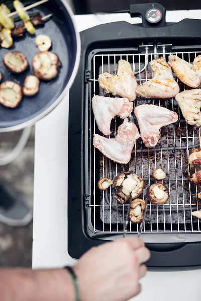 在室外的现代电烤炉上准备烤肉 — 图库照片