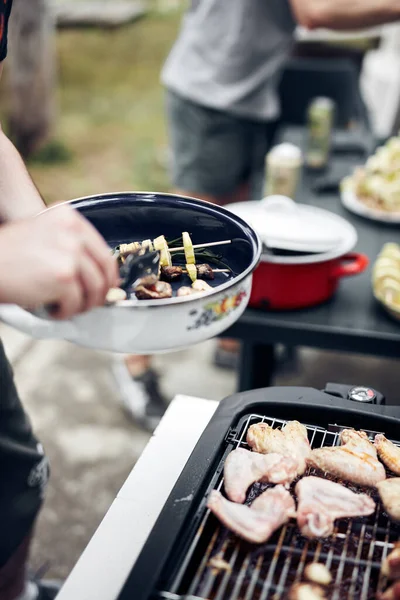 Dışarıdaki Modern Elektrikli Izgarada Barbekü Hazırlıyorum — Stok fotoğraf