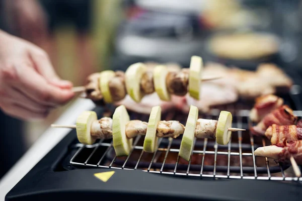 Dışarıdaki Modern Elektrikli Izgarada Barbekü Hazırlıyorum — Stok fotoğraf