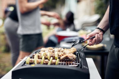 Dışarıdaki modern elektrikli ızgarada barbekü hazırlıyorum..