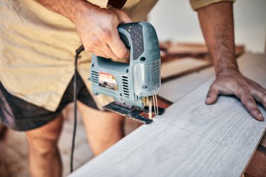 İnsan mobilya montajı ve tamir - hobi konsepti.