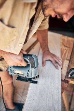 İnsan mobilya montajı ve tamir - hobi konsepti.