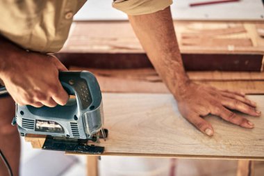 İnsan mobilya montajı ve tamir - hobi konsepti.