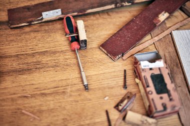 Tamircinin mobilya tamiri için kullandığı çeşitli aletler..