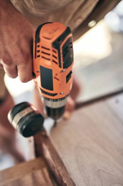 İnsan mobilya montajı ve tamir - hobi konsepti.