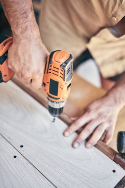 İnsan mobilya montajı ve tamir - hobi konsepti.