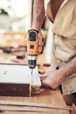 İnsan mobilya montajı ve tamir - hobi konsepti.