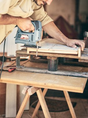 İnsan mobilya montajı ve tamir - hobi konsepti.