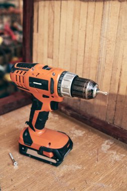 Tamircinin kablosuz matkabı mobilya tamiri ve çeşitli şeyler için..