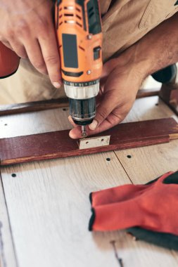 İnsan mobilya montajı ve tamir - hobi konsepti.