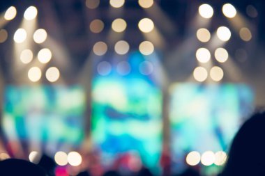 De-odaklı konser sahne lazer ışıkları ve kirişler.