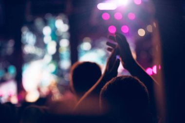 De-odaklı konser sahne lazer ışıkları ve kirişler.