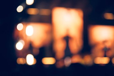 De-odaklı konser sahne lazer ışıkları ve kirişler.