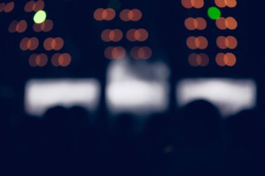 De-odaklı konser sahne lazer ışıkları ve kirişler.