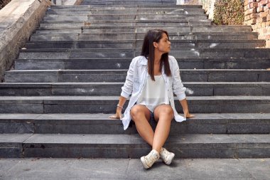 Sokaktaki genç, tatlı kadın..