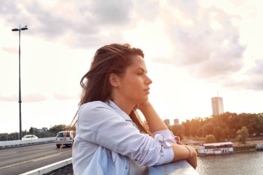 Şehir ortamında poz veren sevimli genç kız..