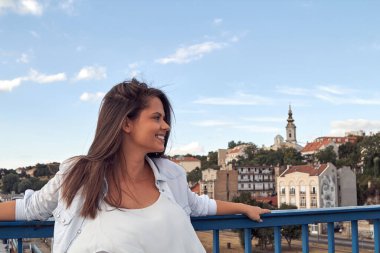 Şirin genç kız şehir ortamında eğleniyor..