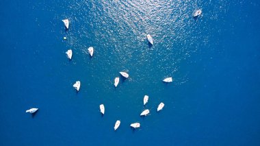 Yaz zamanı nehir ve teknelerin insansız hava aracı görüntüsü.